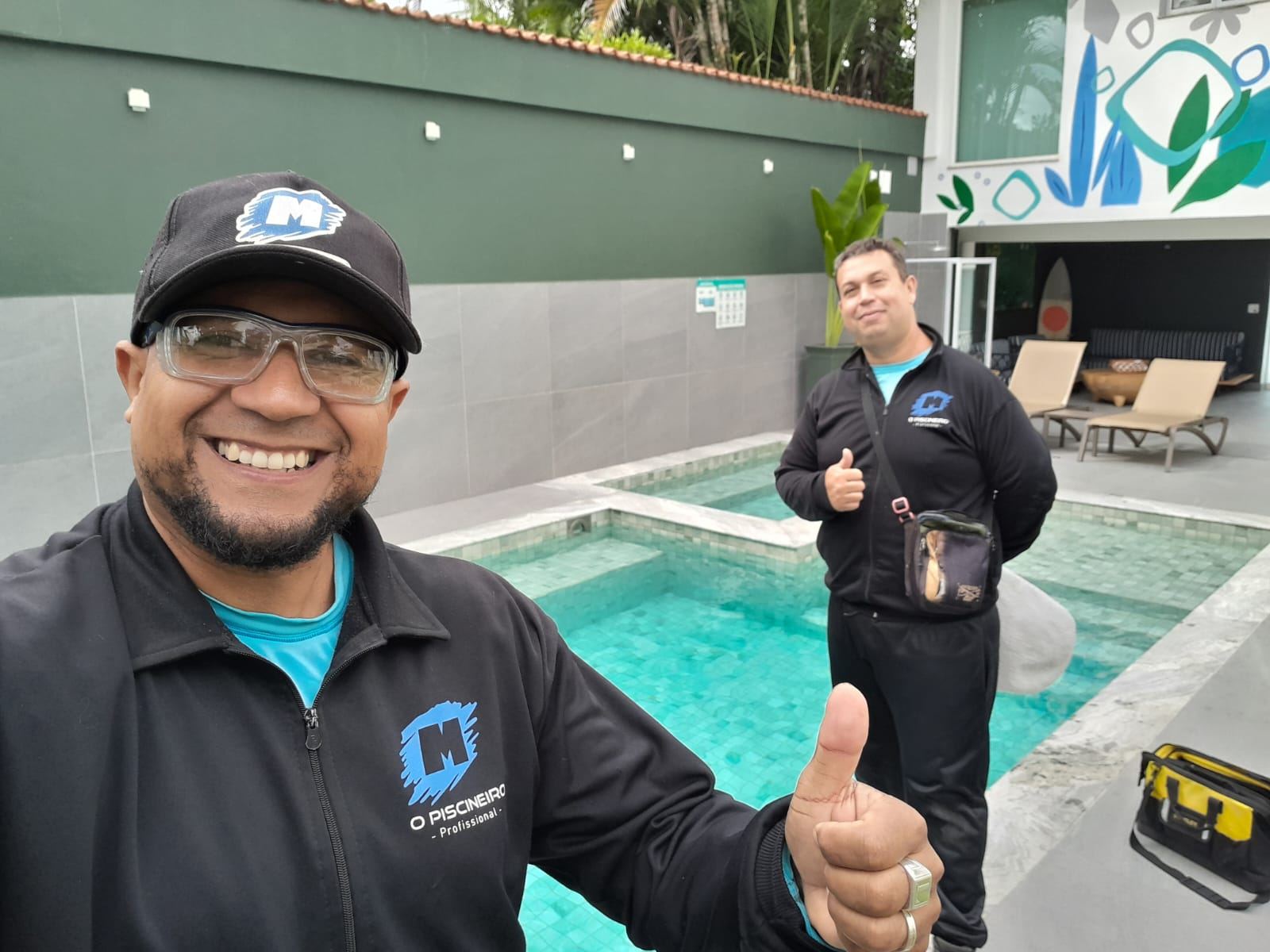 Miller, o piscineiro de Paraty, ao lado de piscina tratada